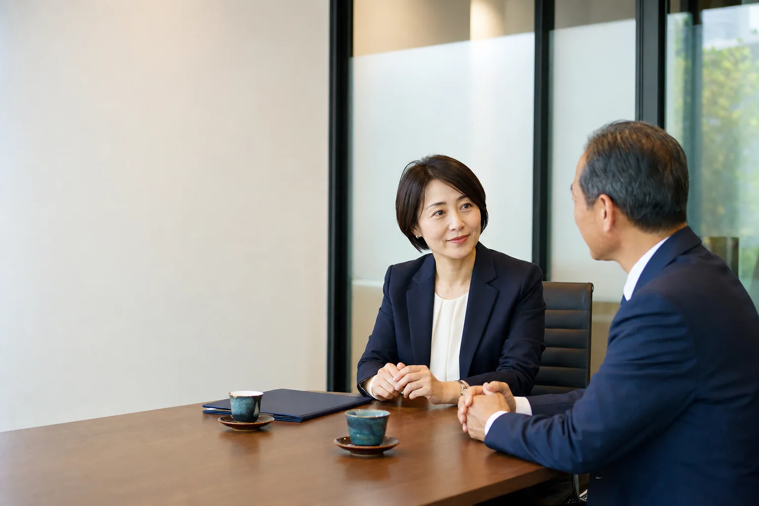 会社名を伏せた初期相談をイメージした経営者とM&Aアドバイザー（生成画像）